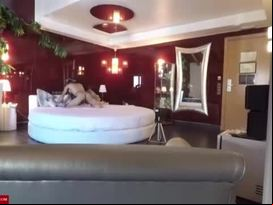 Having sex in a round bed cri033
