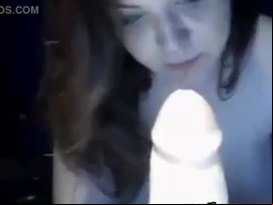Fat cam slut sucks on her dildo
